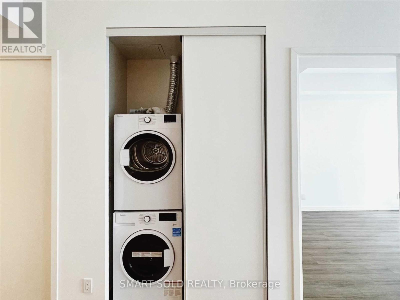 1807 - 1000 Portage Parkway, Vaughan, ON - Indoor Photo Showing Laundry Room
