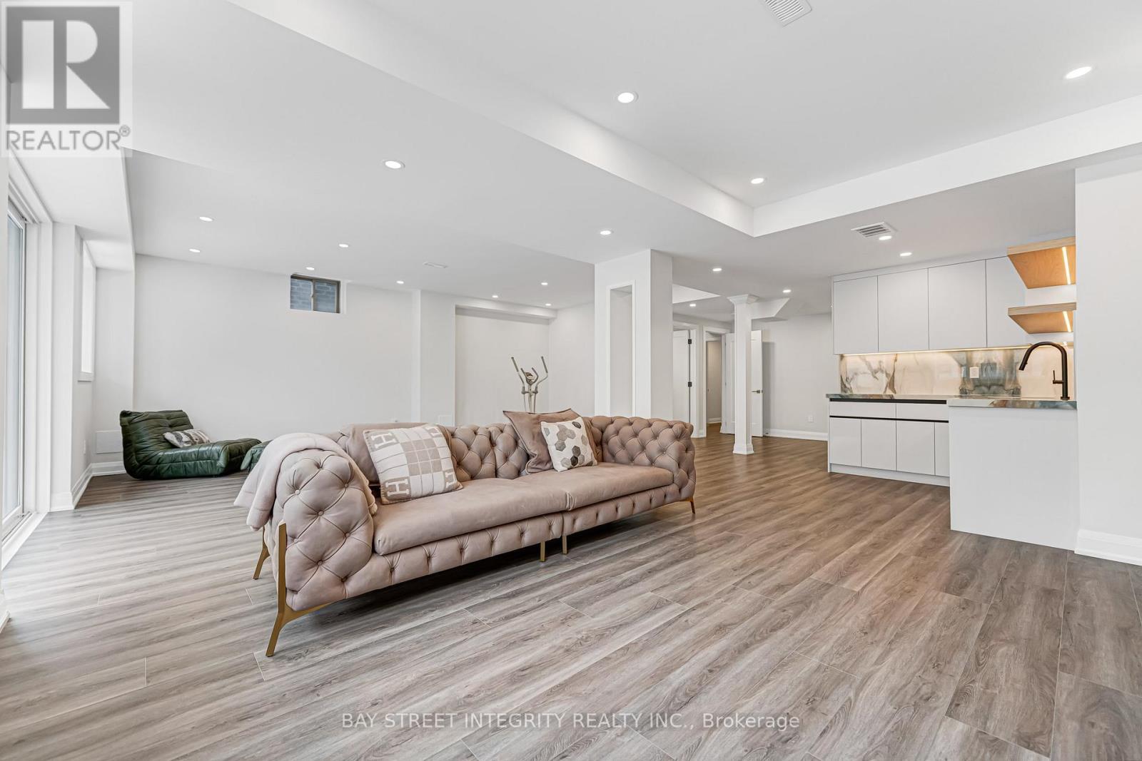 118 Milky Way Drive, Richmond Hill, ON - Indoor Photo Showing Living Room