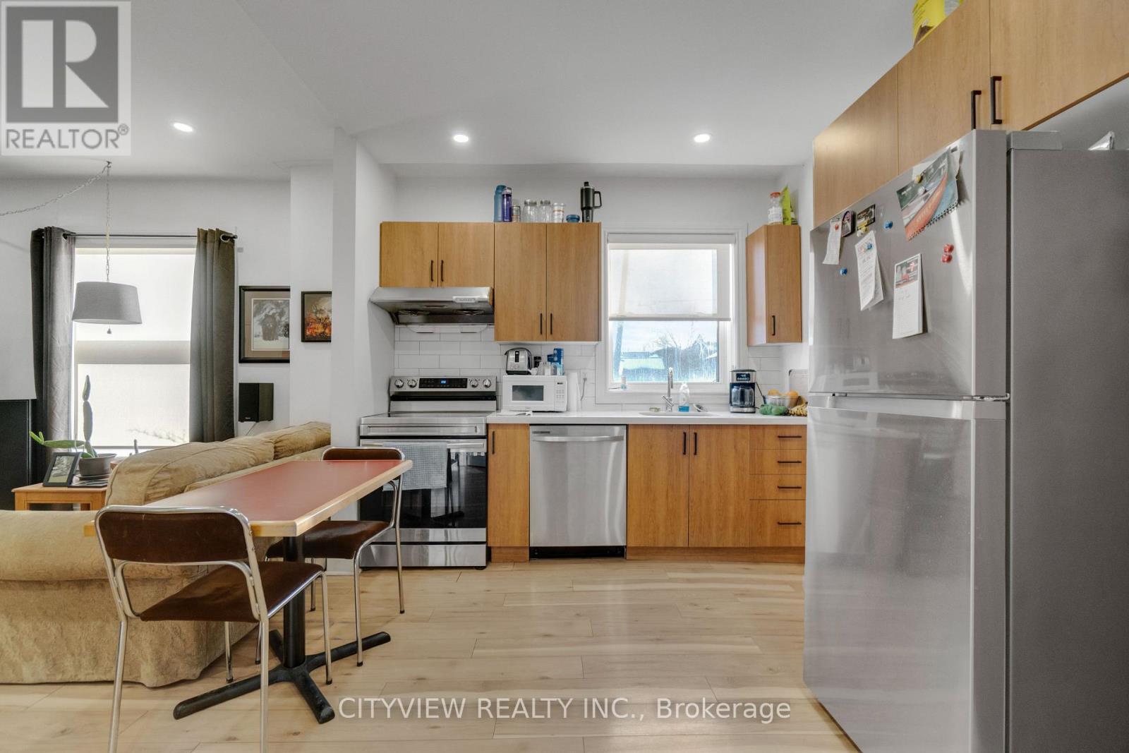 382 Beach Road, Hamilton, ON - Indoor Photo Showing Kitchen