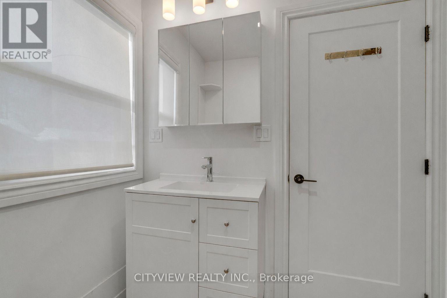 382 Beach Road, Hamilton, ON - Indoor