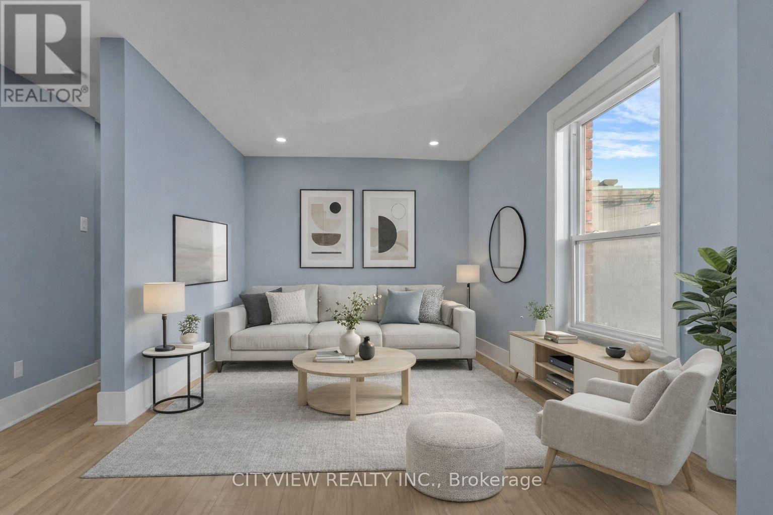 382 Beach Road, Hamilton, ON - Indoor Photo Showing Living Room