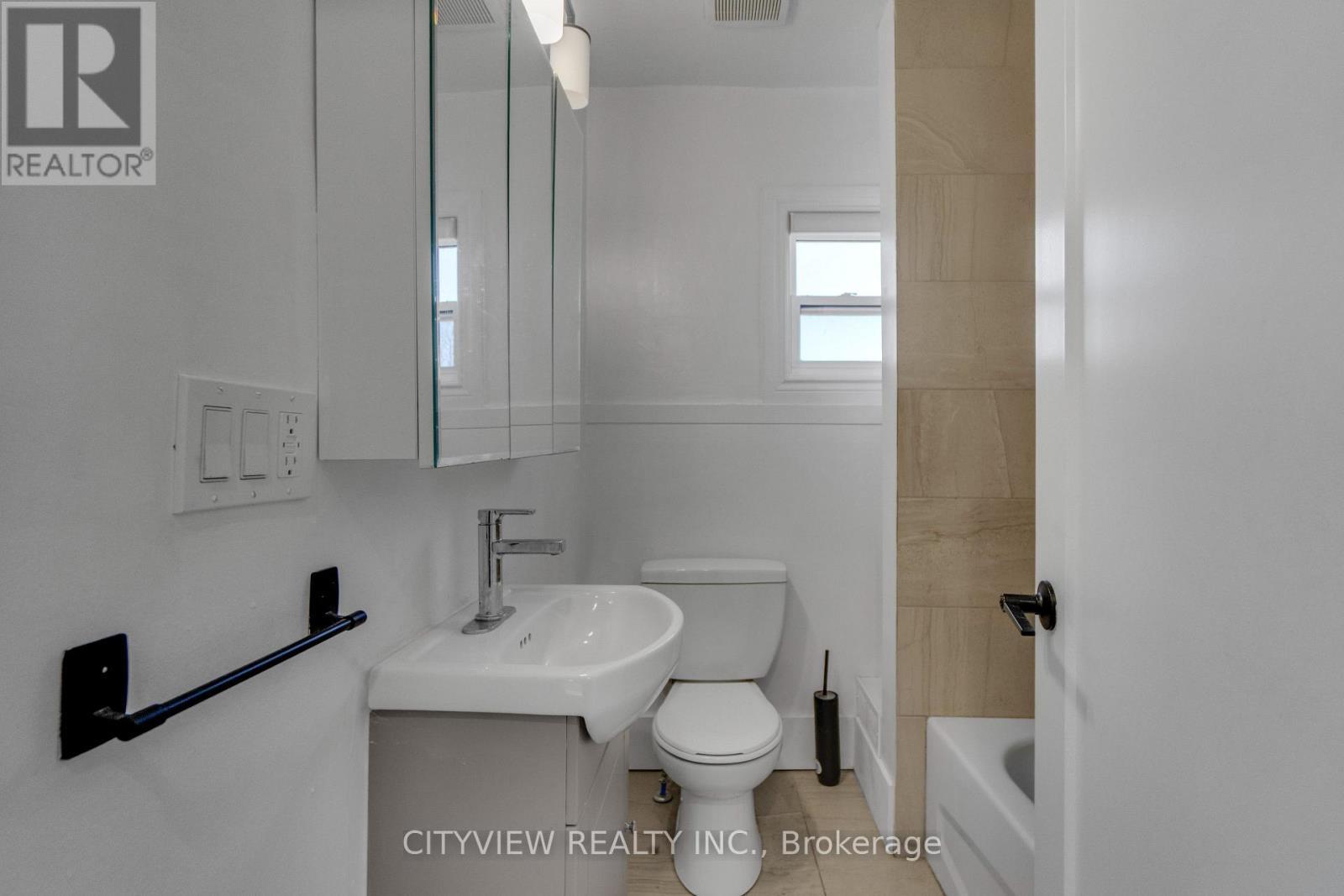 382 Beach Road, Hamilton, ON - Indoor Photo Showing Bathroom