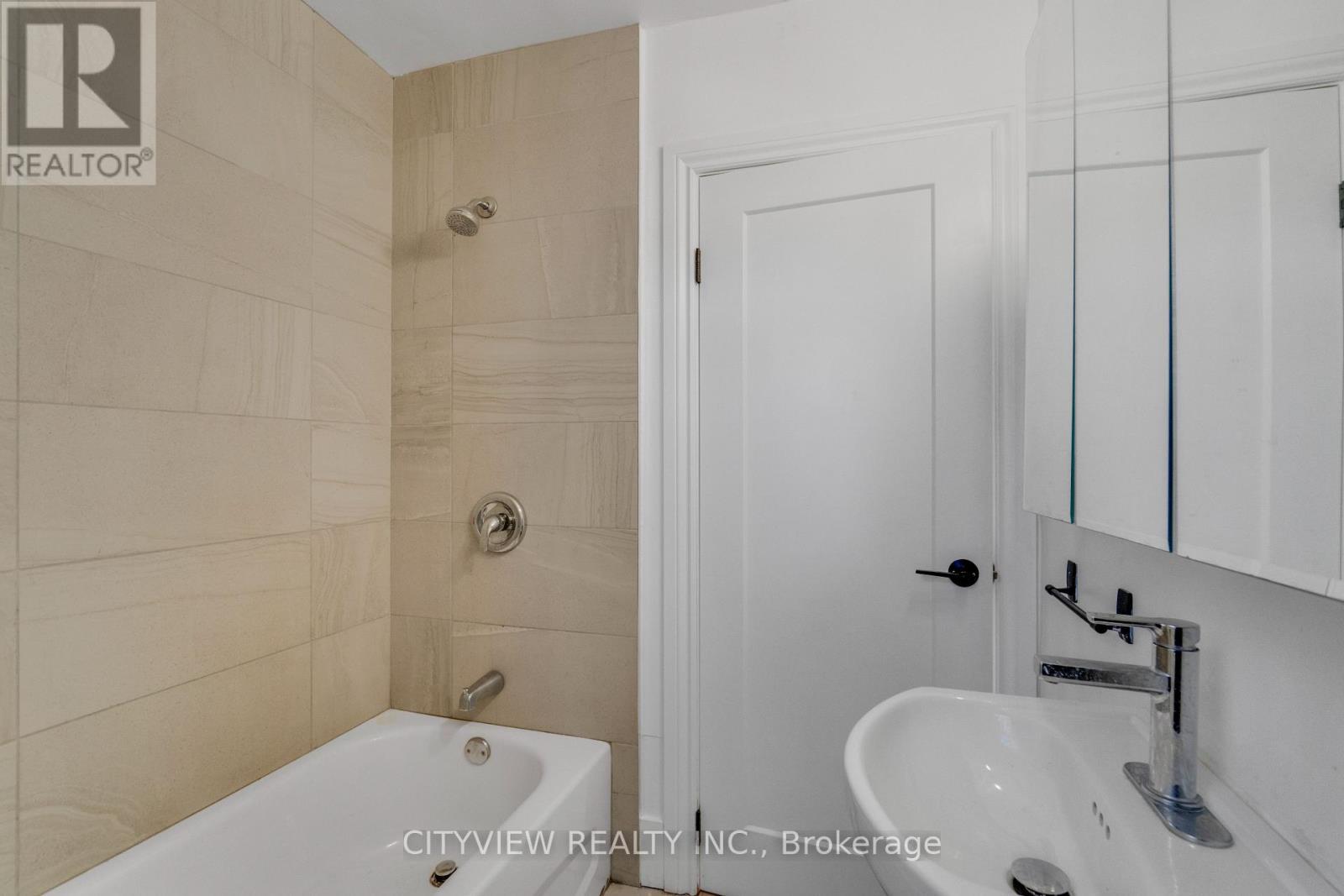 382 Beach Road, Hamilton, ON - Indoor Photo Showing Bathroom