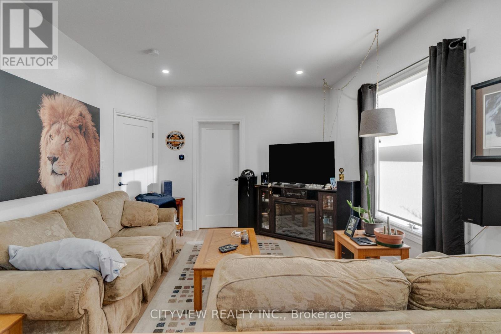 382 Beach Road, Hamilton, ON - Indoor Photo Showing Living Room
