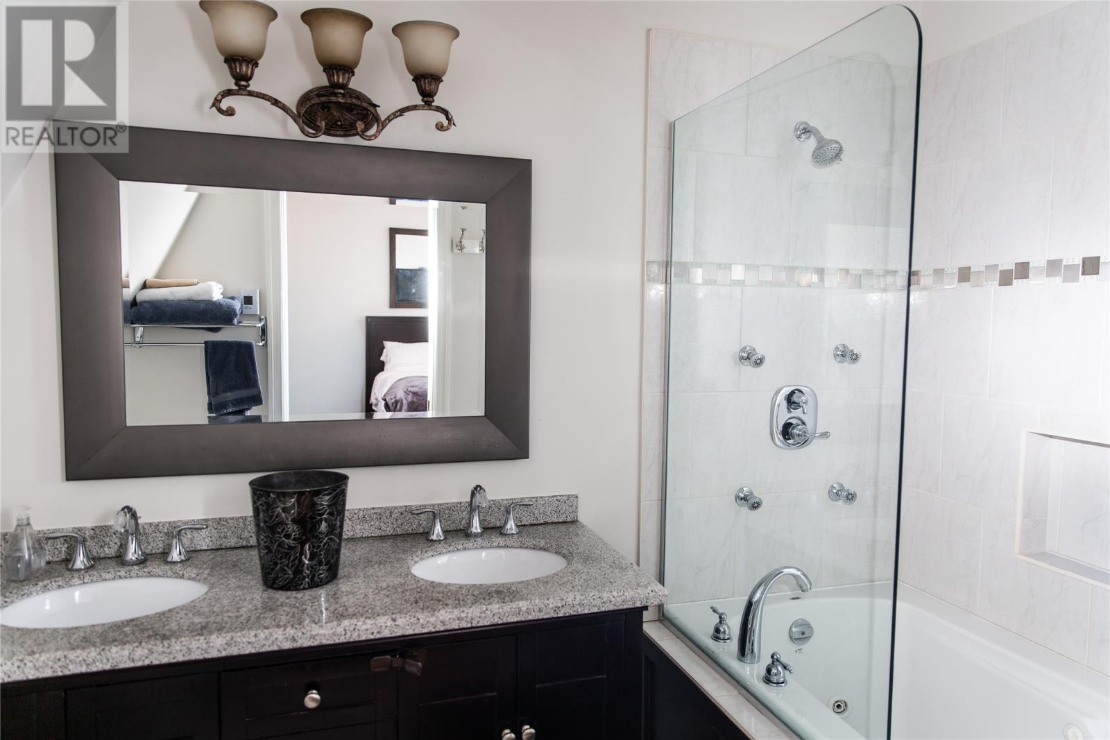 28 King Edward Place, St. John'S, NL - Indoor Photo Showing Bathroom