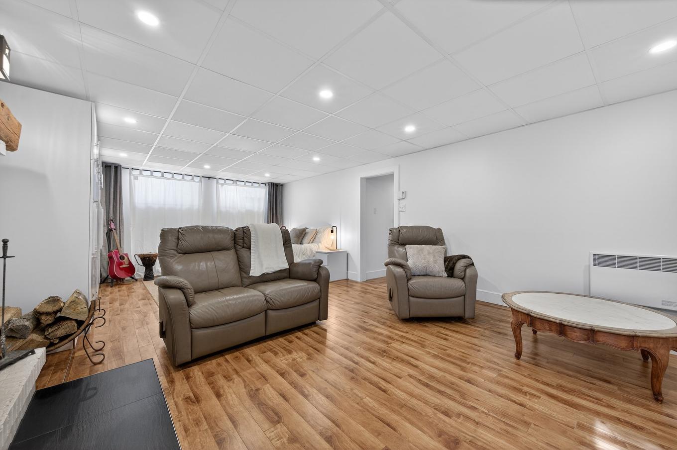 Salon - 1050 Rue Notre-Dame, Saint-Césaire, QC - Indoor