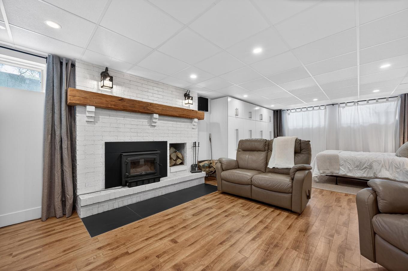 Vue d'ensemble - 1050 Rue Notre-Dame, Saint-Césaire, QC - Indoor Photo Showing Living Room With Fireplace