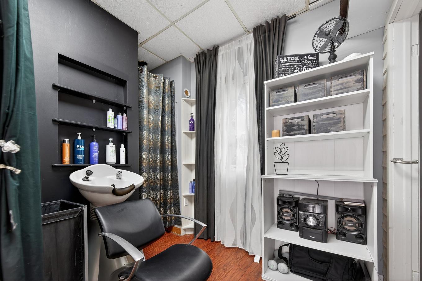 Commerce - 1050 Rue Notre-Dame, Saint-Césaire, QC - Indoor