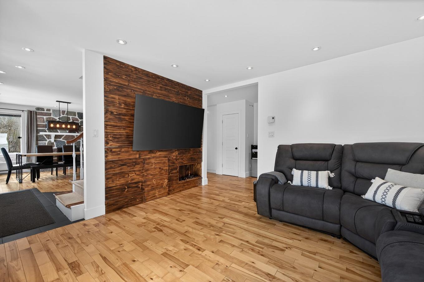 Salon - 1050 Rue Notre-Dame, Saint-Césaire, QC - Indoor