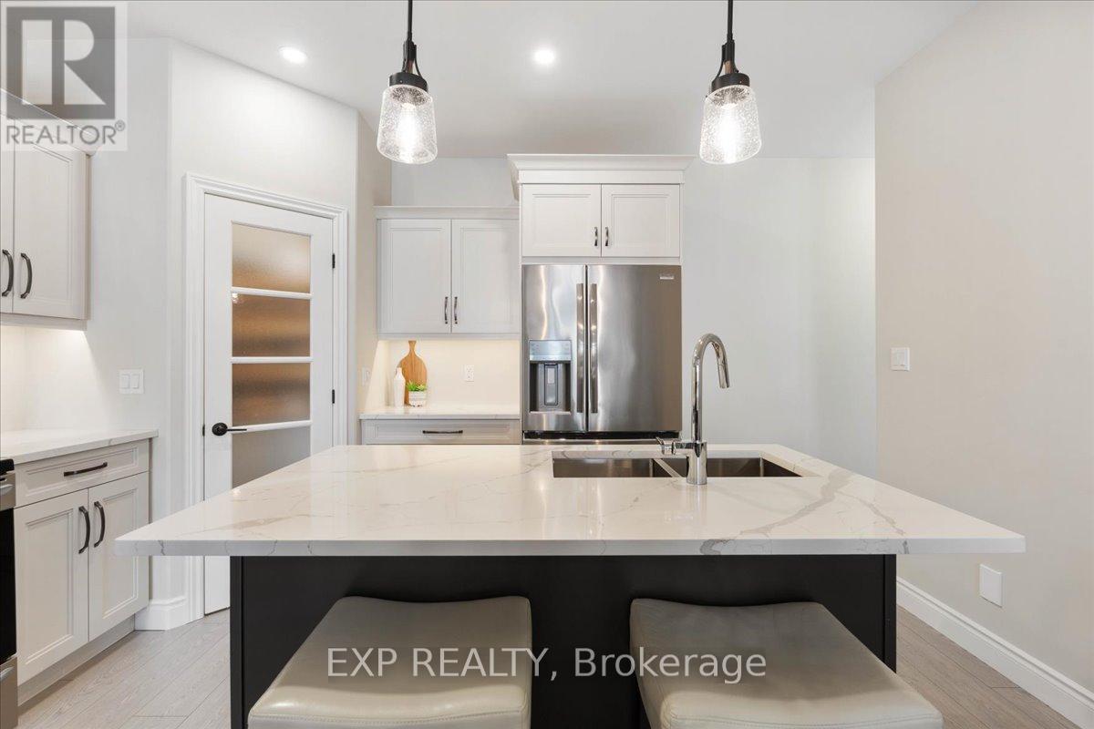 30 Raycroft Drive, Belleville (Thurlow Ward), ON - Indoor Photo Showing Kitchen With Double Sink With Upgraded Kitchen
