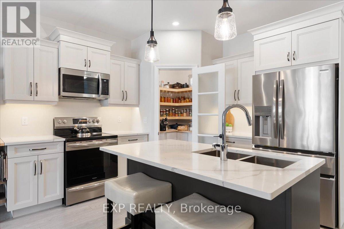 30 Raycroft Drive, Belleville (Thurlow Ward), ON - Indoor Photo Showing Kitchen With Double Sink With Upgraded Kitchen