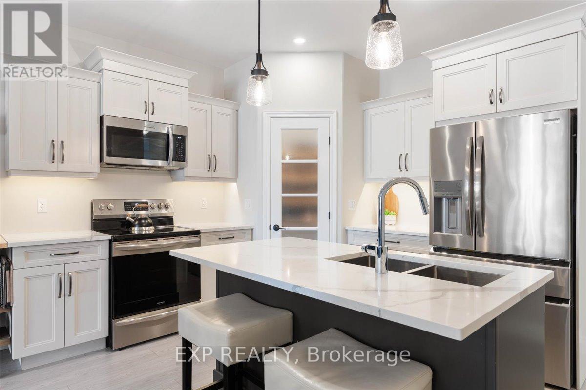 30 Raycroft Drive, Belleville (Thurlow Ward), ON - Indoor Photo Showing Kitchen With Double Sink With Upgraded Kitchen