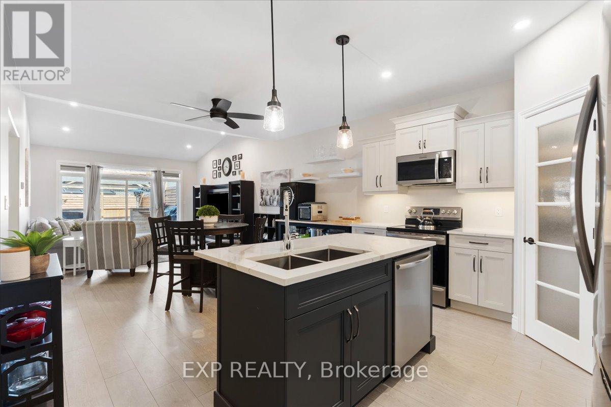 30 Raycroft Drive, Belleville (Thurlow Ward), ON - Indoor Photo Showing Kitchen With Double Sink With Upgraded Kitchen