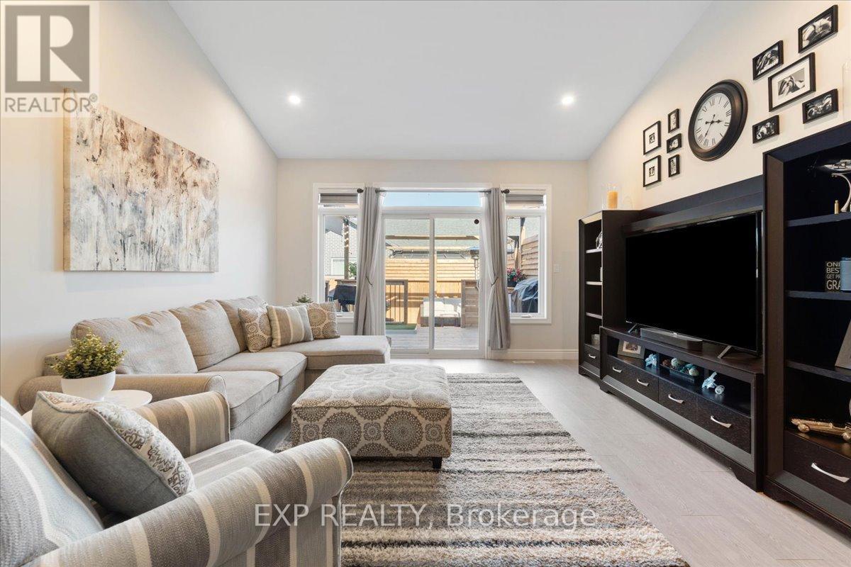 30 Raycroft Drive, Belleville (Thurlow Ward), ON - Indoor Photo Showing Living Room