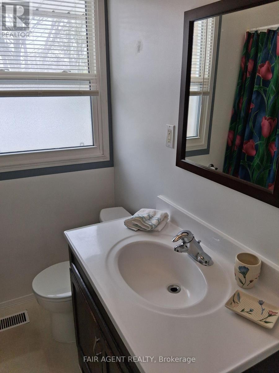 1502 Beckworth Avenue, London East (East D), ON - Indoor Photo Showing Bathroom