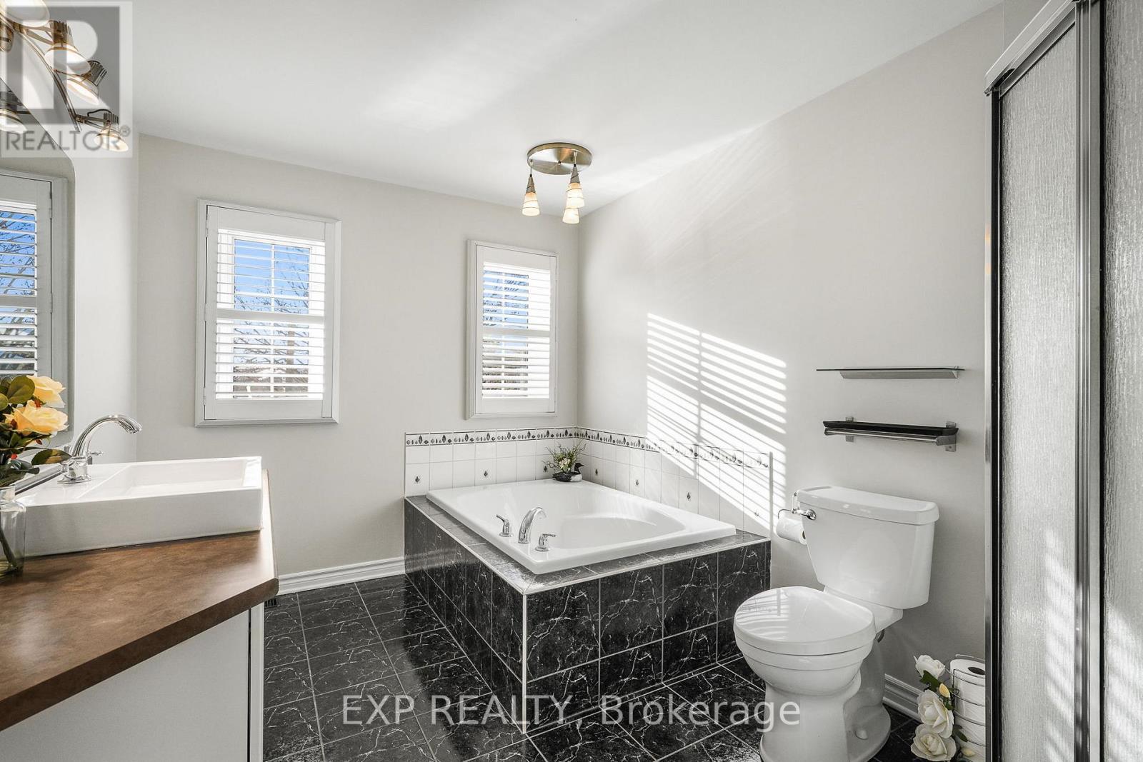 Second Floor 4pc Washroom - 2092 Melette Crescent, Ottawa, ON - Indoor Photo Showing Bathroom