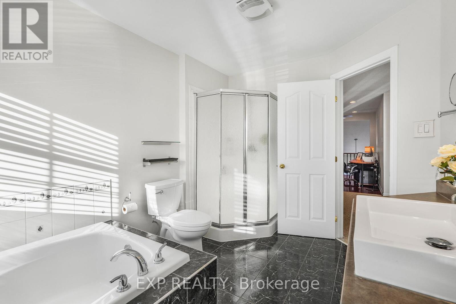 Second Floor 4pc Washroom - 2092 Melette Crescent, Ottawa, ON - Indoor Photo Showing Bathroom