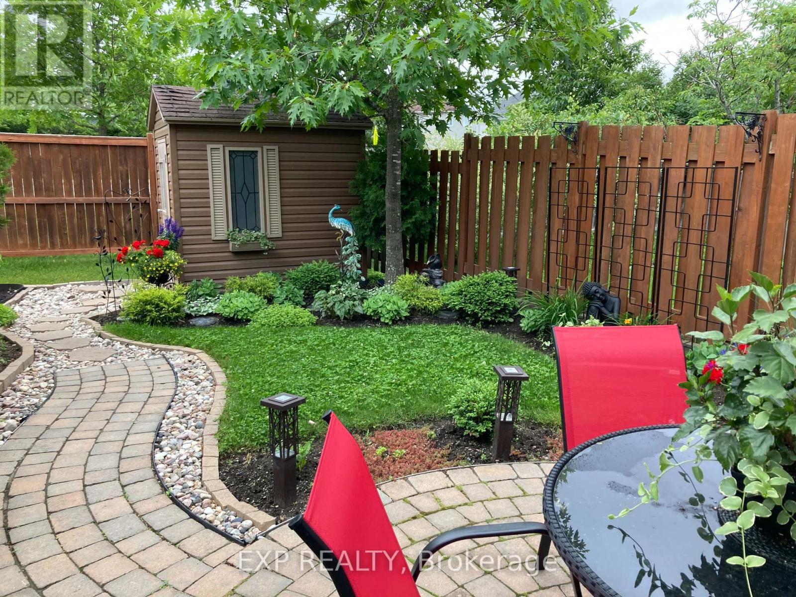 Backyard in the Summer - 2092 Melette Crescent, Ottawa, ON - Outdoor