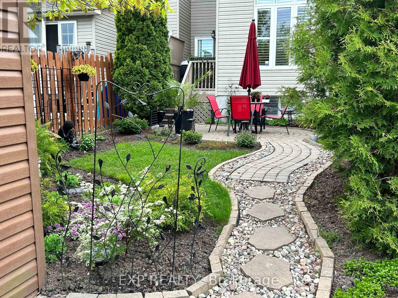 Backyard in the Summer - 2092 Melette Crescent, Ottawa, ON - Outdoor