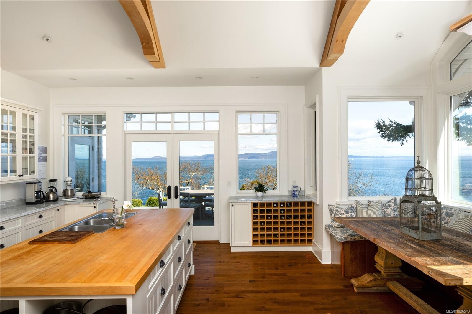 2600 Queenswood Dr, Saanich, BC