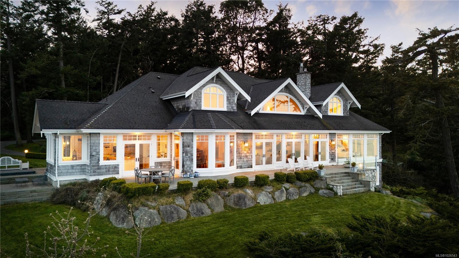 2600 Queenswood Dr, Saanich, BC