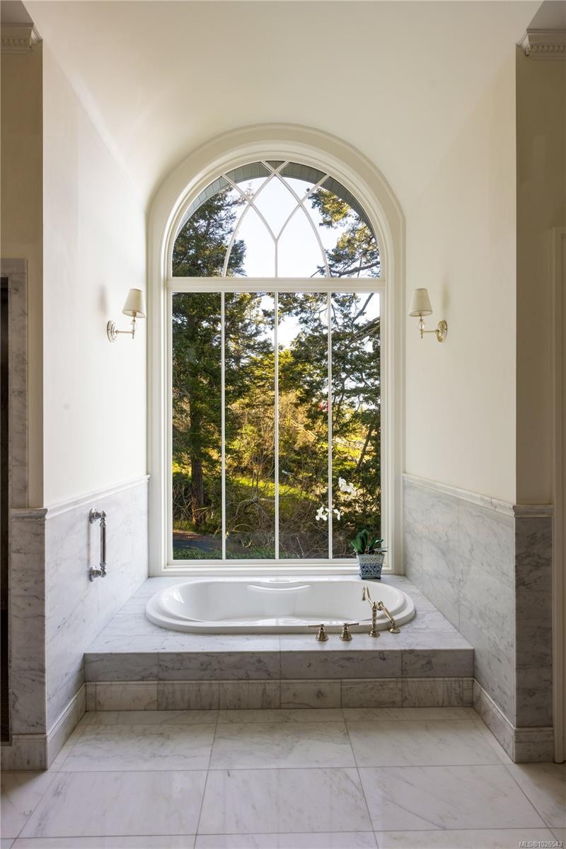 2600 Queenswood Dr, Saanich, BC