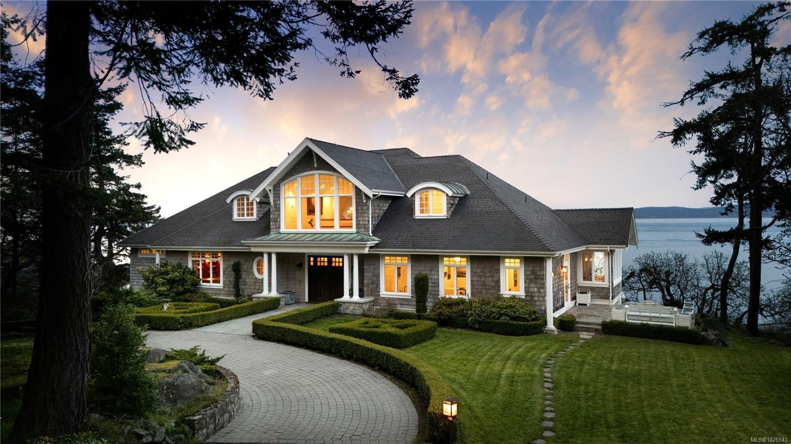 2600 Queenswood Dr, Saanich, BC