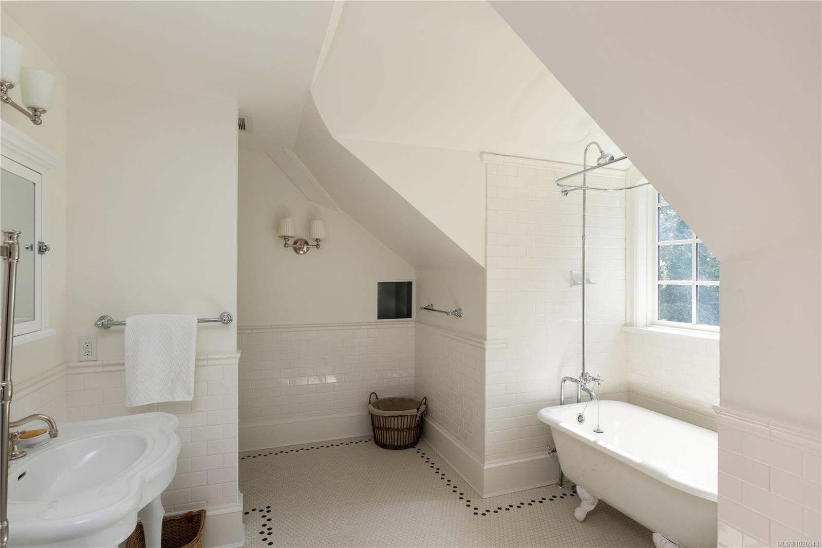 2600 Queenswood Dr, Saanich, BC