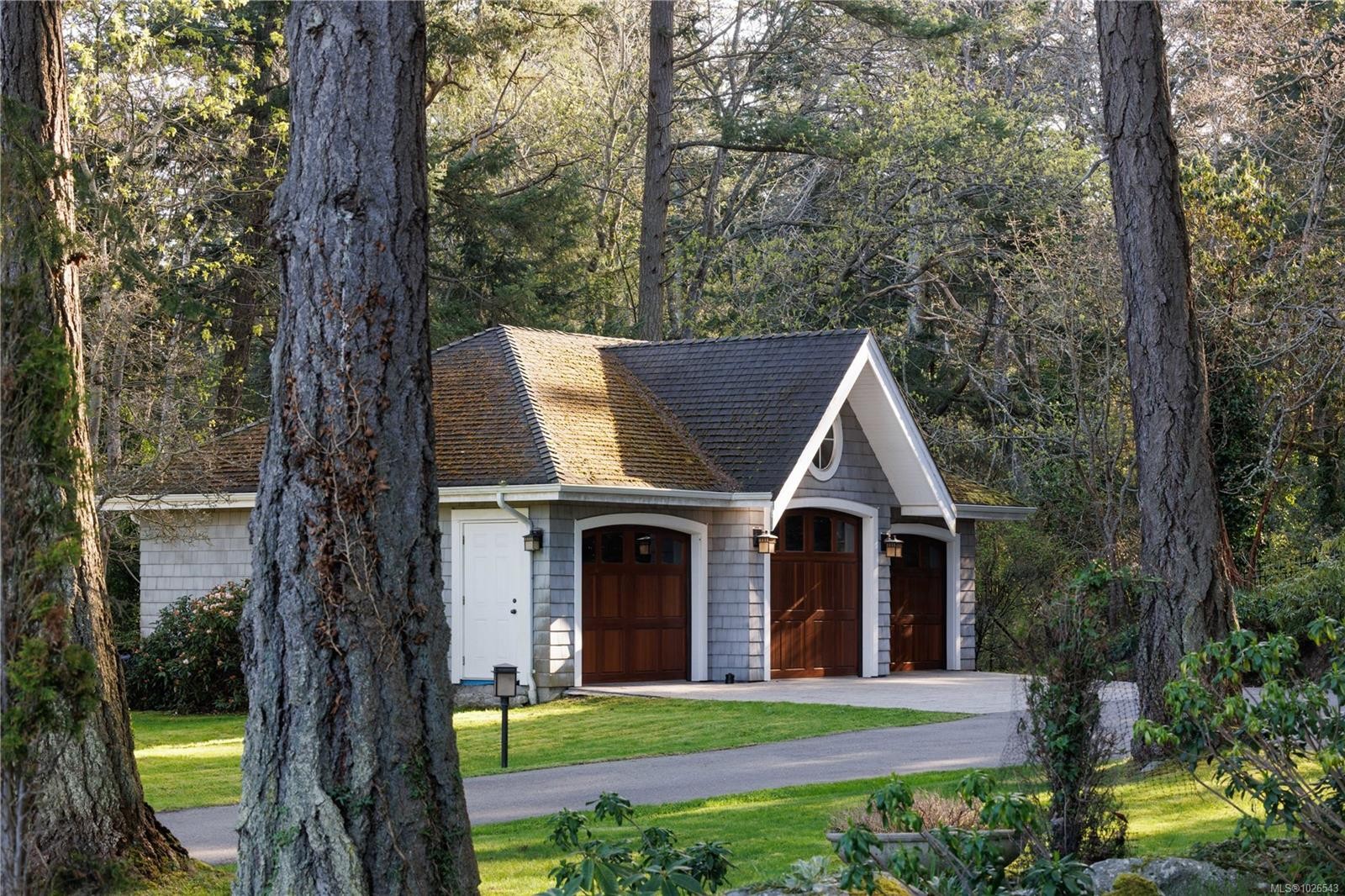 2600 Queenswood Dr, Saanich, BC