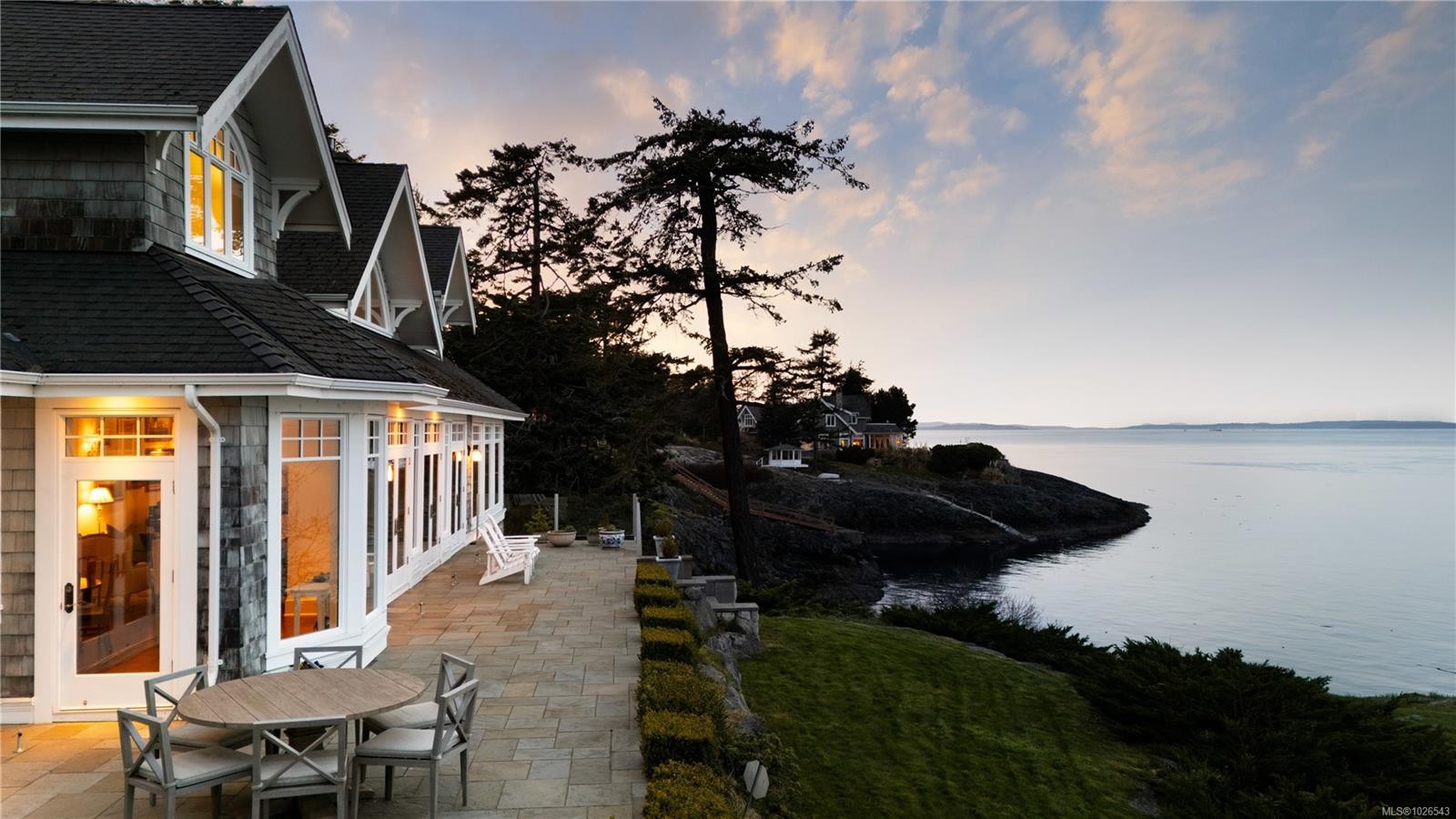 2600 Queenswood Dr, Saanich, BC