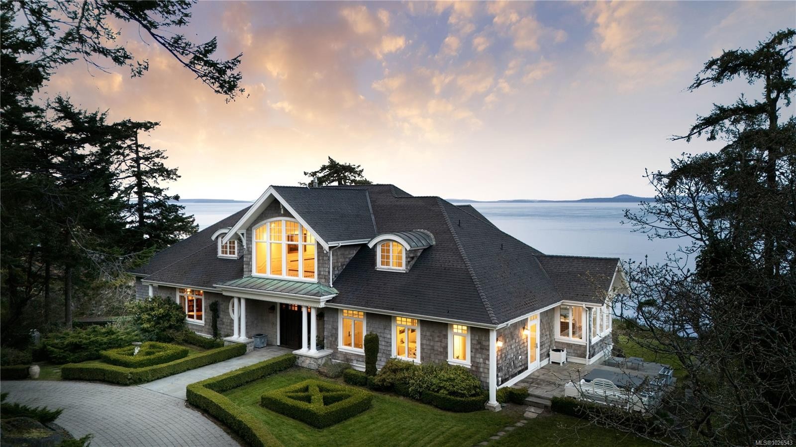 2600 Queenswood Dr, Saanich, BC