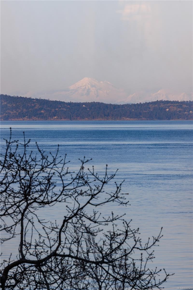 2600 Queenswood Dr, Saanich, BC