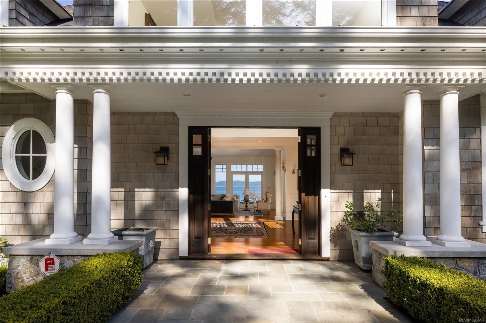 2600 Queenswood Dr, Saanich, BC