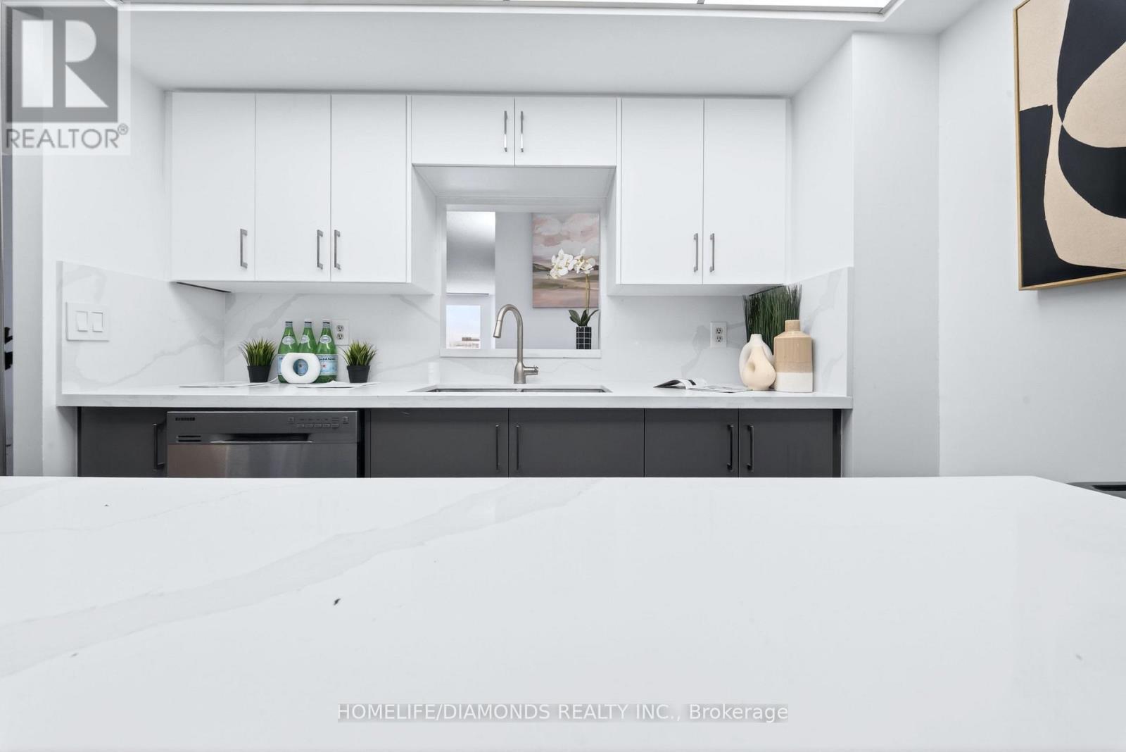 2002 - 5 Concorde Place, Toronto, ON - Photo Showing Kitchen