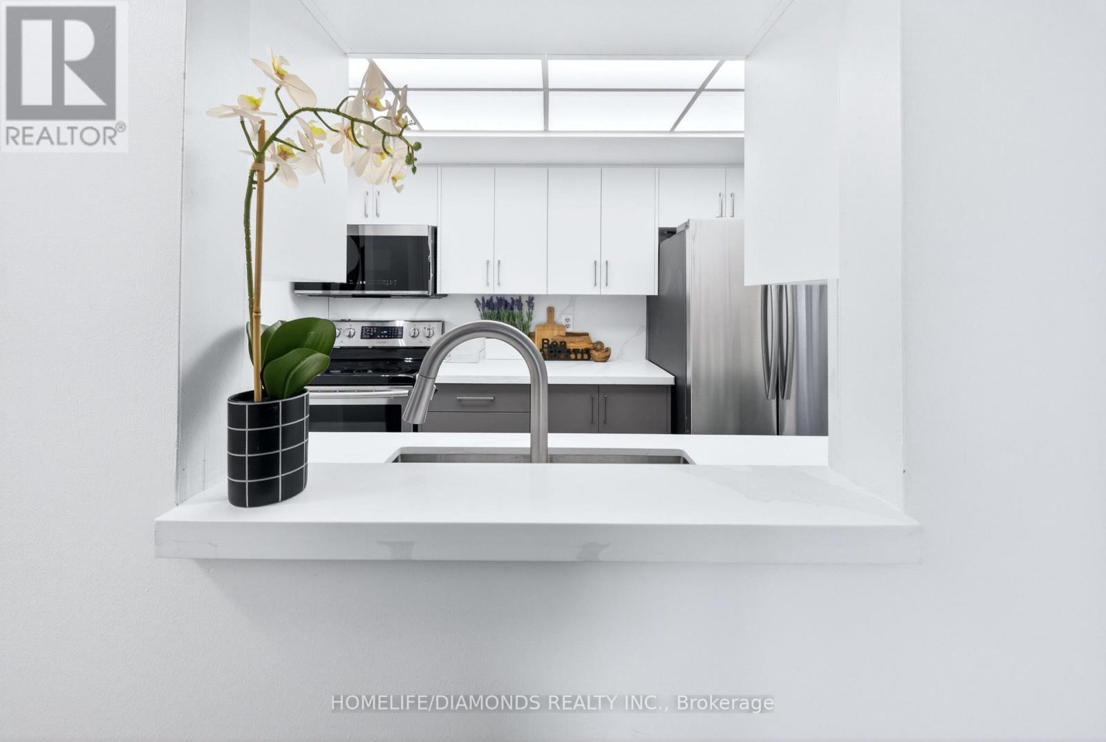 2002 - 5 Concorde Place, Toronto, ON - Indoor Photo Showing Kitchen