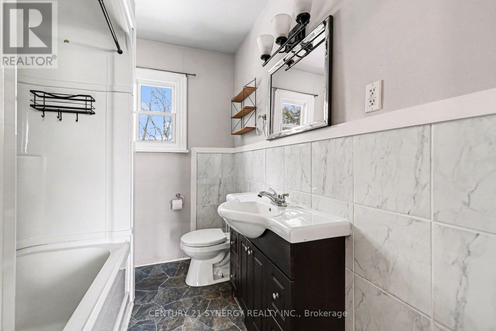 main floor 4 pc bathroom - 476 County 29 Road, Rideau Lakes, ON - Indoor Photo Showing Bathroom