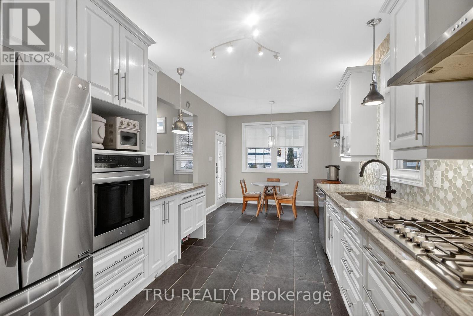 590 Anjana Circle, Ottawa, ON - Indoor Photo Showing Kitchen With Upgraded Kitchen