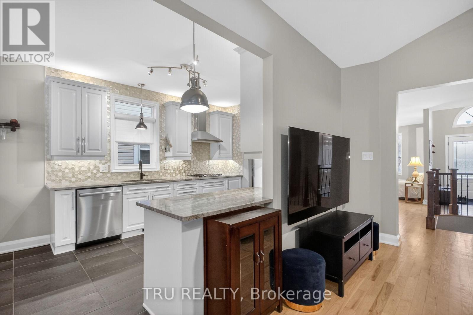 590 Anjana Circle, Ottawa, ON - Indoor Photo Showing Kitchen With Upgraded Kitchen