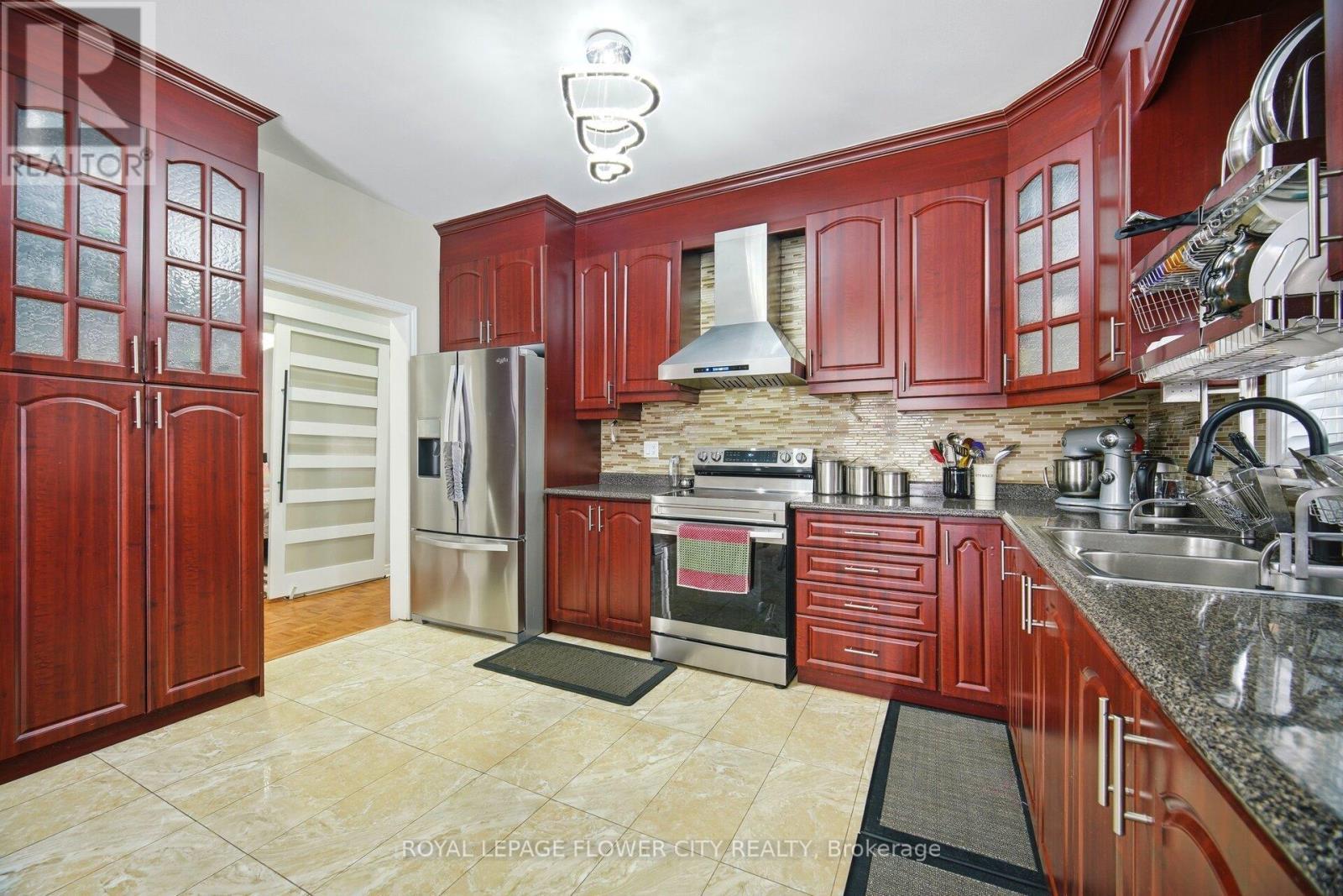 67 Olde Town Road, Brampton, ON - Indoor Photo Showing Kitchen With Stainless Steel Kitchen With Double Sink With Upgraded Kitchen
