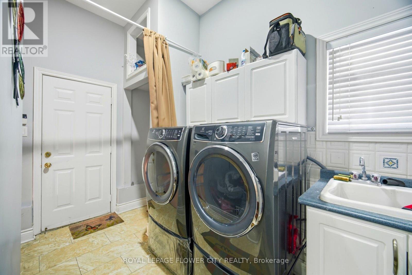 67 Olde Town Road, Brampton, ON - Indoor Photo Showing Laundry Room