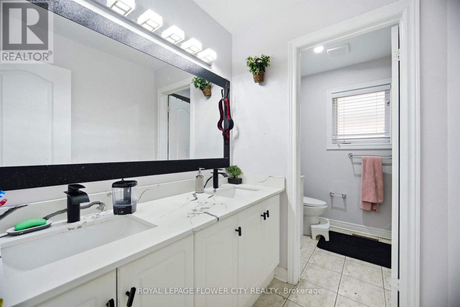 67 Olde Town Road, Brampton, ON - Indoor Photo Showing Bathroom