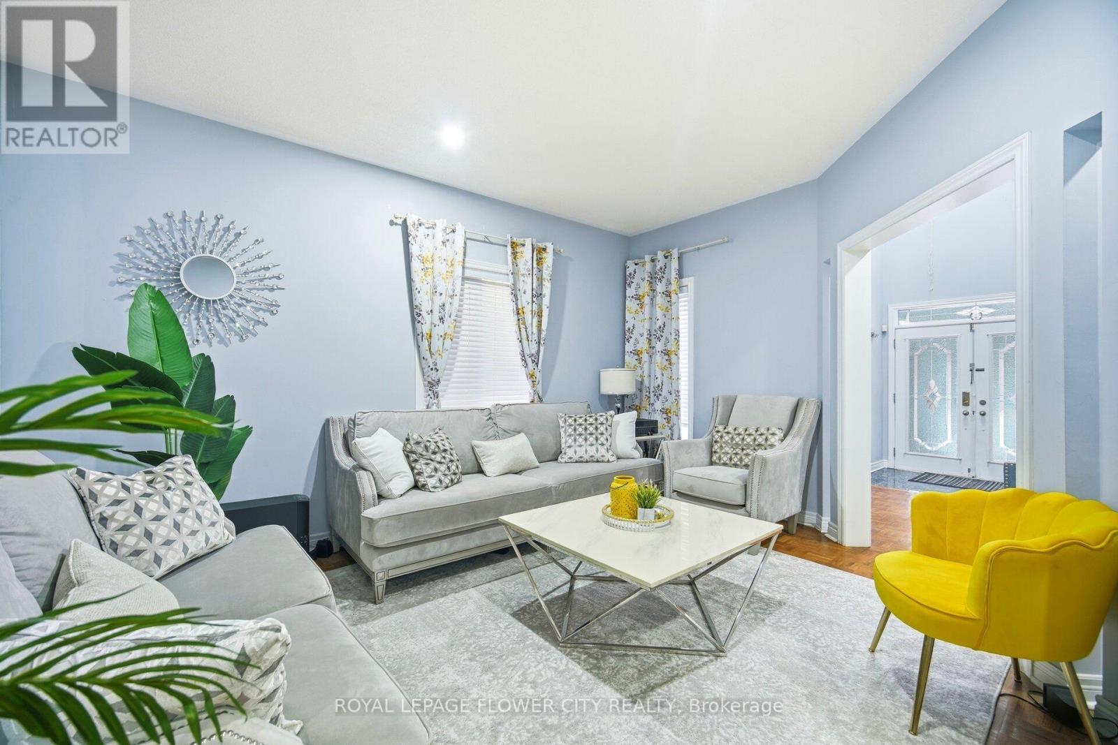 67 Olde Town Road, Brampton, ON - Indoor Photo Showing Living Room