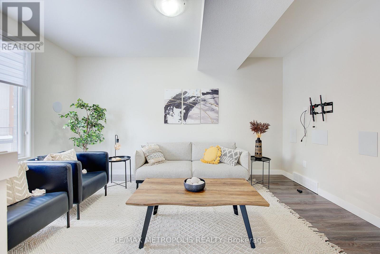 996 - 996 West Village Square, London North, ON - Indoor Photo Showing Living Room