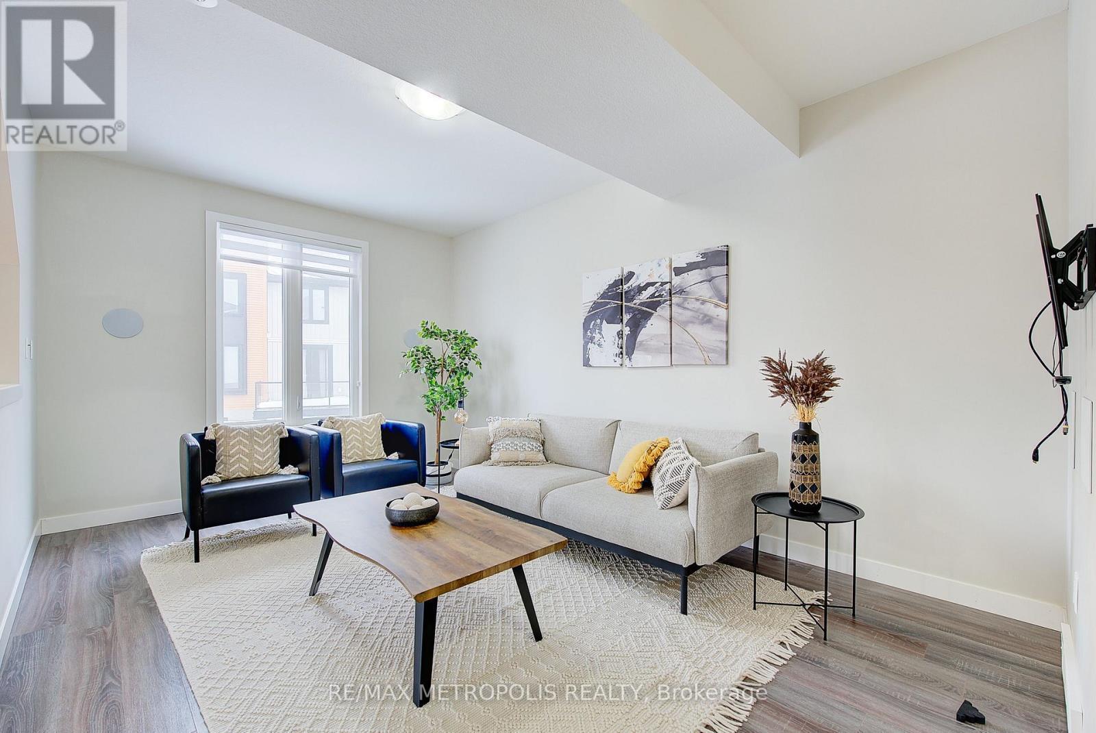 996 - 996 West Village Square, London North, ON - Indoor Photo Showing Living Room