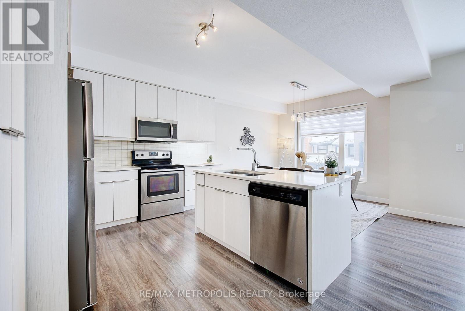 996 - 996 West Village Square, London North, ON - Indoor Photo Showing Kitchen With Double Sink