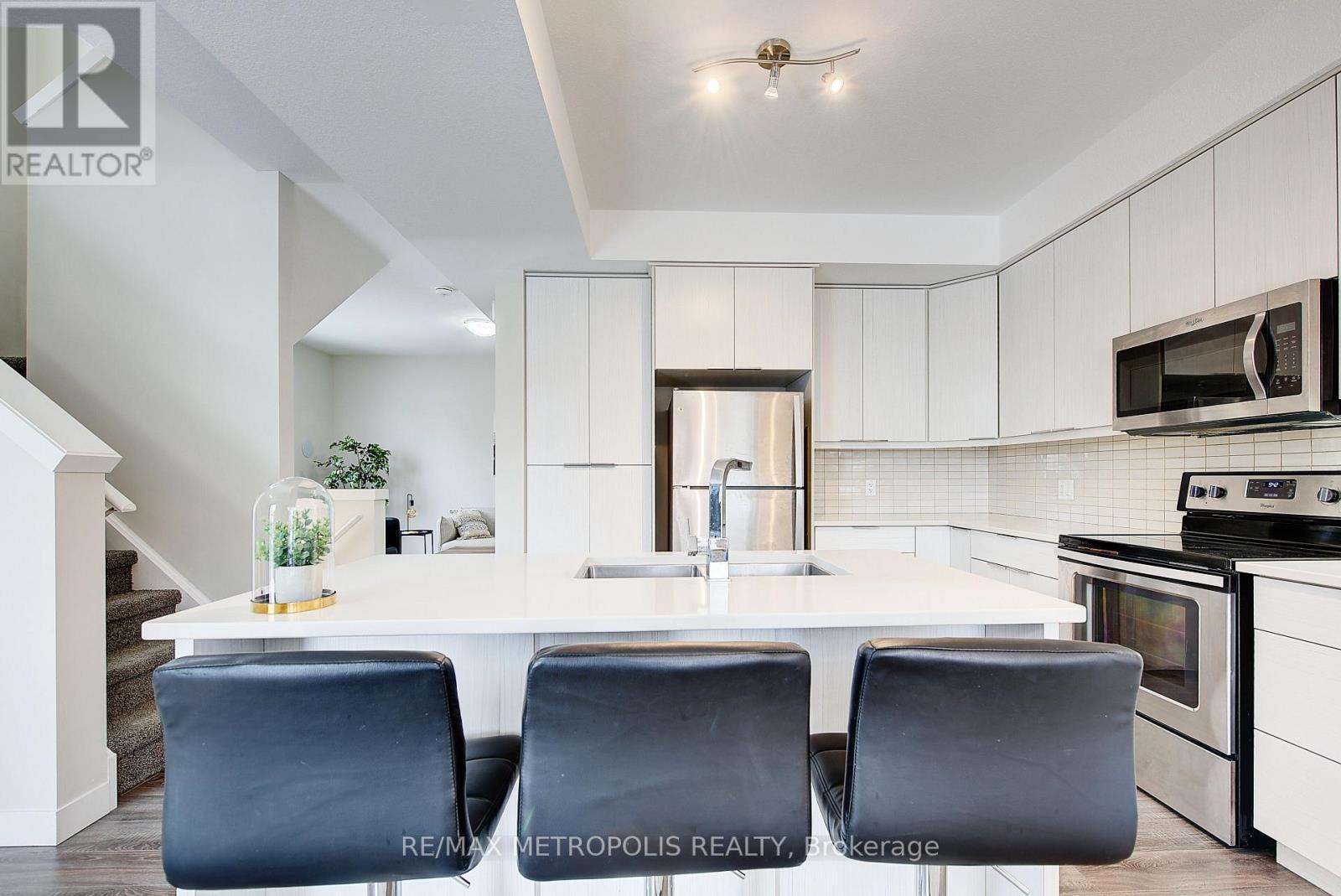 996 - 996 West Village Square, London North, ON - Indoor Photo Showing Kitchen With Double Sink