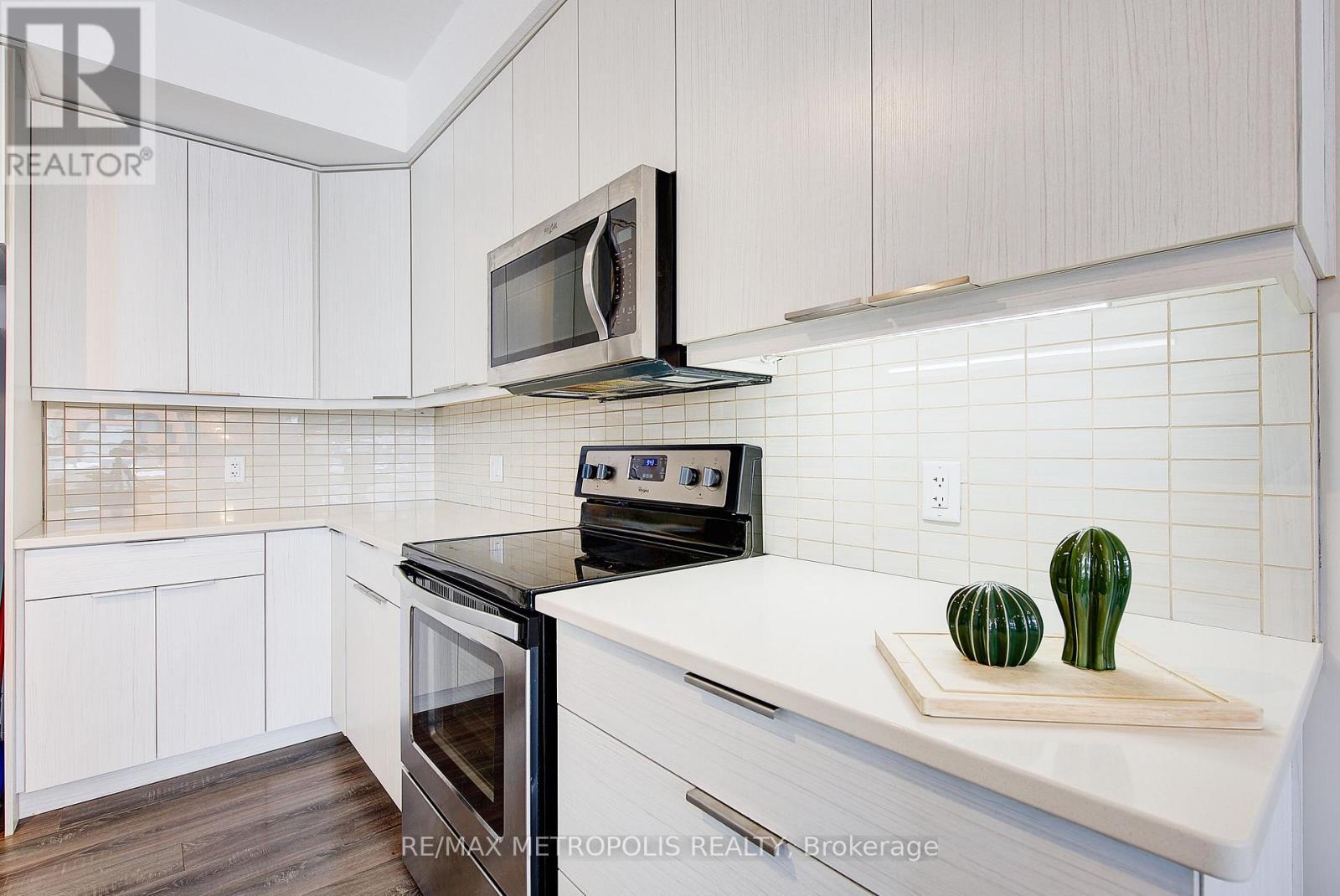 996 - 996 West Village Square, London North, ON - Indoor Photo Showing Kitchen With Upgraded Kitchen