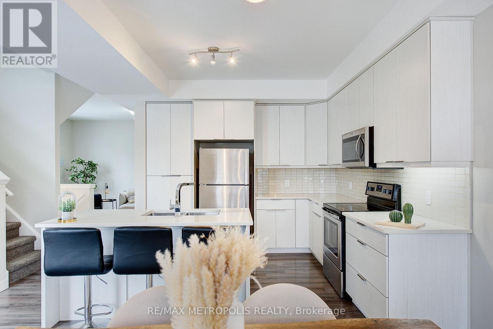 996 - 996 West Village Square, London North, ON - Indoor Photo Showing Kitchen With Upgraded Kitchen