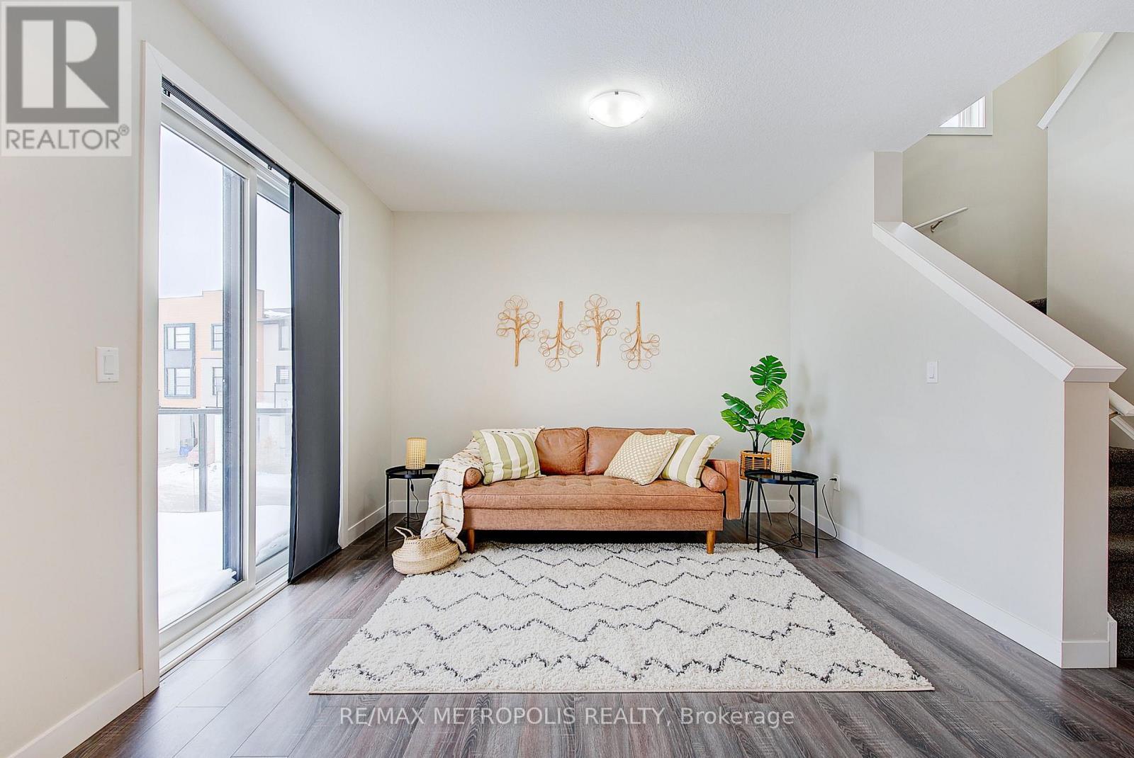 996 - 996 West Village Square, London North, ON - Indoor