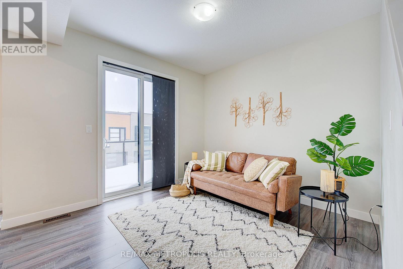 996 - 996 West Village Square, London North, ON - Indoor